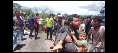 আহতদের উদ্ধারে স্থানীয়রাও এগিয়ে আসে। ছবি: ইত্তেফাক 