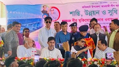 সমাবেশে যোগ দিয়ে মঞ্চে অবস্থান করছেন আওয়ামী লীগের সাধারণ সম্পাদক। ছবি: ইত্তেফাক 