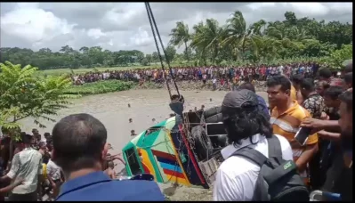 বাসটি উদ্ধার কাজ চলছে। ছবি: ইত্তেফাক
