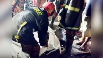 হতাহতদের উদ্ধারের কাজ করছেন ফায়ার সাভির্ষের কর্মীরা। ছবি: ইত্তেফাক