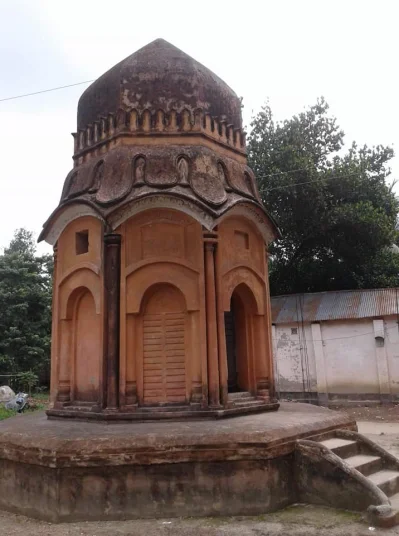  নবরত্ন মন্দির পাশে ছোট শিব মন্দির। ছবি: ইত্তেফাক