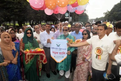 বেলুন ও পায়রা উড়িয়ে র&zwj;্যালি উদ্বোধন করছেন শ ম রেজাউল করিম