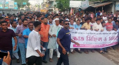 বাঘাতে মিনুকে অবাঞ্চিত ঘোষণার পর মিছিল। ছবি: ইত্তেফাক