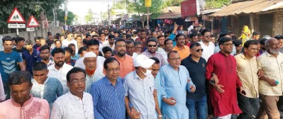বাঘাতে মিনুকে অবাঞ্চিত ঘোষণার পর মিছিল। ছবি: ইত্তেফাক