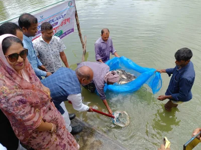 অতিথিরা পানিতে মাছ ছাড়ছেন। ছবি: ইত্তেফাক  