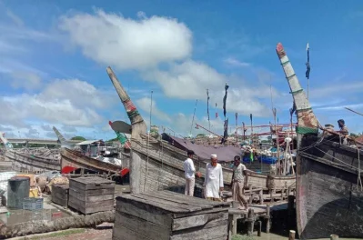 মঙ্গলবার গভীর রাত পর্যন্ত প্রায় পাঁচ শতাধিক ট্রলার সাগর থেকে তীরে ফিরে এসেছে। ছবি: ইত্তেফাক 