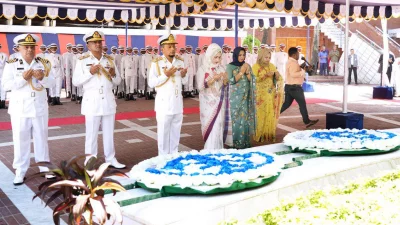 বঙ্গবন্ধুর রূহের মাগফেরাত কামনা করে দোয়া ও মোনাজাত করেছেন নবনিযুক্ত নৌপ্রধানসহ অতিথিরা। সৌজন্য ছবি 