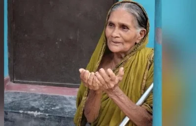 মহিউদ্দিনের মা। ছবি: ইত্তেফাক