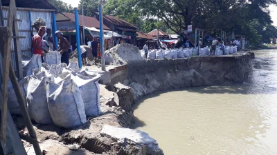 পানি উন্নয়ন বোর্ডের সহায়তায় জিও ব্যাগ ফেলা হচ্ছে। ছবি: ইত্তেফাক