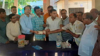 সরাইল নিয়ামতপুরের ক্ষতিগ্রস্ত দুর্গামন্দিরের পাশে ডা: আশীষ