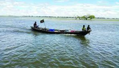 নিকলীতে মাছ ধরার সরঞ্জাম নিয়ে নৌকা নিয়ে ছুটছেন জেলেরা। ছবি: ইত্তেফাক 