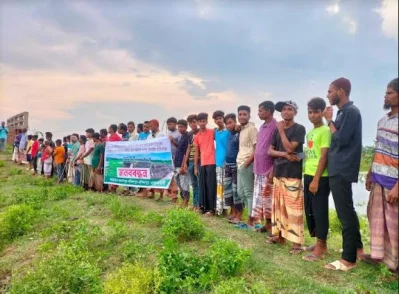 সেতুর সঙ্গে সংযোগকারী সড়কের দাবি এলাকাবাসীর। ছবি: ইত্তেফাক