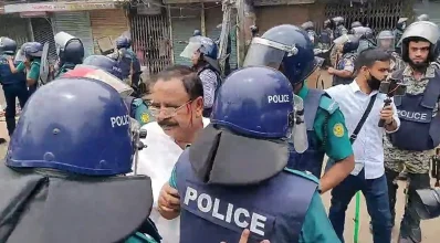 রক্তাক্ত অবস্থায় গয়েশ্বর চন্দ্র রায়কে আটক করে নিয়ে যেতে দেখা যায়। ছবি: সংগৃহীত