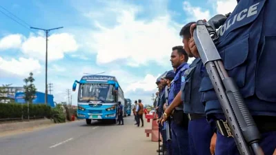 শুক্রবার ঢাকার প্রবেশপথগুলোতে কঠোর অবস্থানে ছিল পুলিশ।