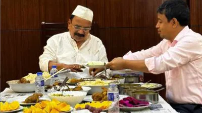 ডিবি প্রধান হারুন অর রশীদের সঙ্গে মধ্যাহ্নভোজে অংশ নেন গয়েশ্বর চন্দ্র রায়। ছবি: সংগৃহীত