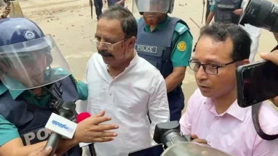 রক্তাক্ত অবস্থায় গয়েশ্বর চন্দ্র রায়কে আটক করে নিয়ে যেতে দেখা যায়। ছবি: সংগৃহীত