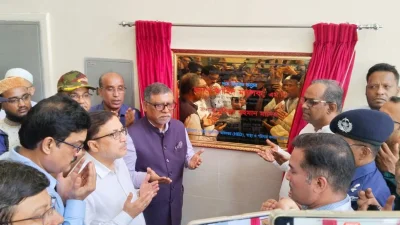 নতুন ভবনের উদ্বোধন করছেন স্বাস্থ্যমন্ত্রী। 