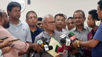 নির্বাচন কমিশনে বাৎসরিক আয়-ব্যয়ের হিসেব জমা দিয়ে সাংবাদিকদের সঙ্গে কথা বলছেন রিজভী