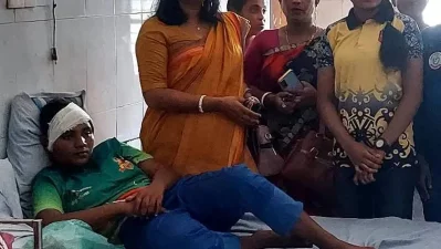 হামলার পর হাসপাতালে ভর্তি ফুটবলারকে দেখতে তার দলের ফুটবলাররা। 