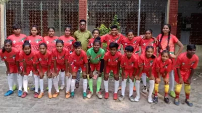 বটিয়াঘাটার তেঁতুলতলার সুপার কুইন ফুটবল একাডেমি দল। 