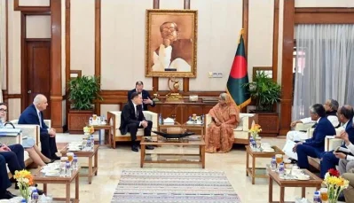 প্রধানমন্ত্রী শেখ হাসিনার সঙ্গে সৌজন্য সাক্ষাৎকালে রোসাটমের মহাপরিচালক (ডিজি) অ্যালেক্সি লিখাচেভ। ছবি: ফোকাস বাংলা