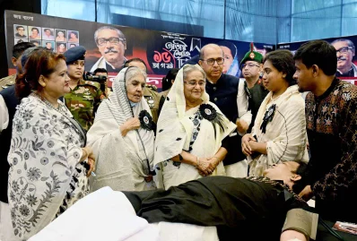প্রধানমন্ত্রী শেখ হাসিনা জাতীয় শোক দিবস উপলক্ষে কৃষিবিদ ইনস্টিটিউশনে বাংলাদেশ কৃষক লীগ আয়োজিত স্বেচ্ছায় রক্তদান কর্মসূচি প্রত্যক্ষ করেন। ছবি: ফোকাস বাংলা