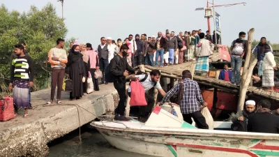 পারাপারা জন্য স্পিডবোটে যাত্রীদের তোলা হচ্ছে। ছবি: ইত্তেফাক 