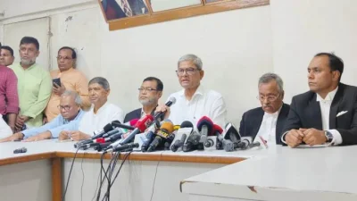 সংবাদ সম্মেলনে মির্জা ফখরুল। 