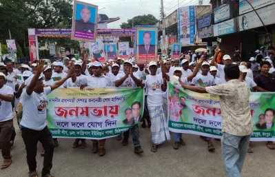 কানায় কানায় পূর্ণ হয়েছে রংপুর জিলা স্কুলের আশপাশ এলাকা। ছবি: ইত্তেফাক
