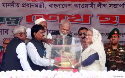 জনসভায় প্রধানমন্ত্রীকে নৌকা উপহার দিচ্ছেন রংপুর আওয়ামীগের নেতারা। ছবি: ফোকাস বাংলা