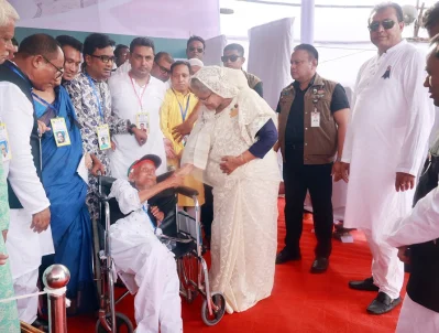 আন্তরিকতার সাথে ভাষাসৈনিক ও বীর মুক্তিযোদ্ধা মোহাম্মদ মজিবুর রহমানের খোঁজ-খবর নেন প্রধানমন্ত্রী শেখ হাসিনা। ছবি: ফোকাস বাংলা