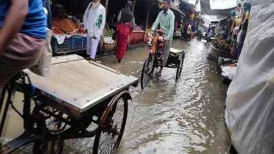 জোয়ারের পানিতে জনদুর্ভোগ। ছবি: ইত্তেফাক  
