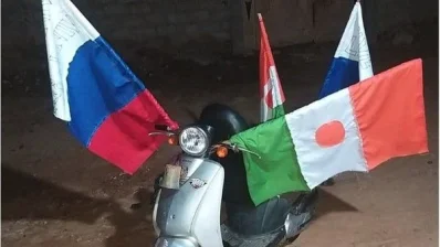 নিজেরের রাস্তায় হঠাৎ জনপ্রিয় হয়ে উঠেছে রুশ পতাকা