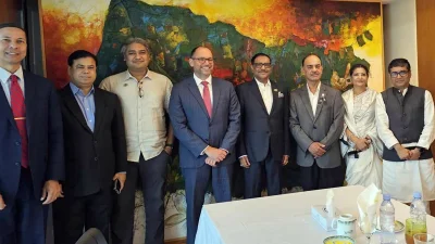 আওয়ামী লীগ কার্যালয়ে ক্ষমতাসীন দলের শীর্ষস্থানীয় নেতাদের সঙ্গে রাষ্ট্রদূত পিটার হাস। ছবি: ফোকাস বাংলা
