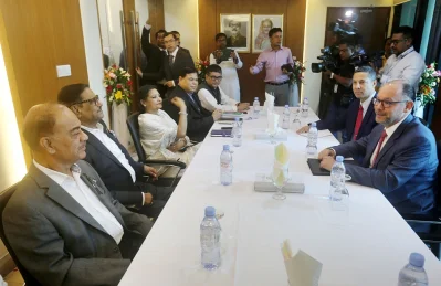 মার্কিন রাষ্ট্রদূত পিটার হাসের সঙ্গে বৈঠকে ওবায়দুল কাদেরসহ আওয়ামী লীগ নেতারা। ছবি: ফোকাস বংলা