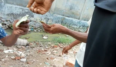 টঙ্গীতে প্রকাশ্যে মাদক কেনা-বেচা। ছবি: সংগৃহীত
