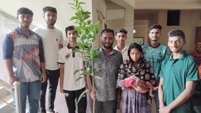 সেমিস্টারের ছুটিতে বৃক্ষরোপণের ভিন্ন উদ্যোগ   