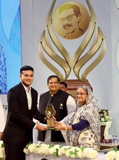 পুরস্কার তুলে দিচ্ছেন প্রধানমন্ত্রী শেখ হাসিনা। ছবি: পিএমও