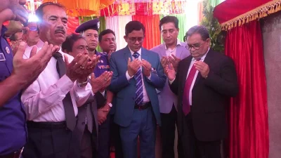 জেলা জজ আদালত চত্বরে বিচারপ্রার্থীদের বিশ্রামের জন্য ন্যায়কুঞ্জ উদ্বোধন করেন প্রধান বিচারপতি হাসান ফয়েজ সিদ্দিকী। ছবি: ইত্তেফাক 