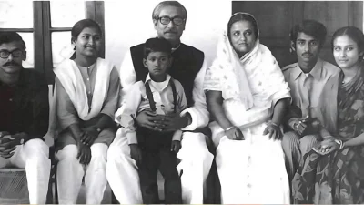 পরিবারের সঙ্গে শেখ হাসিনা। 