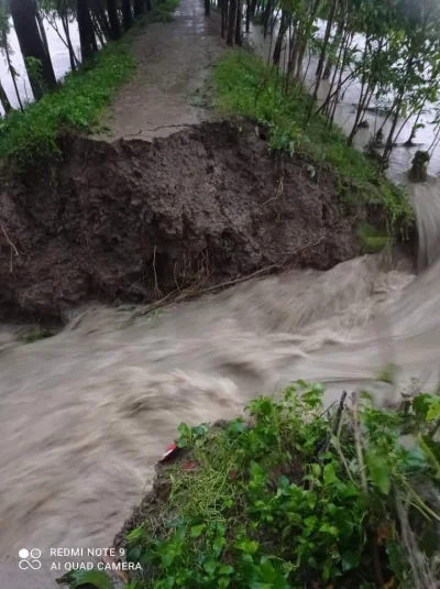 কোথাও কোথাও পানি তোড়ে সড়ক ক্ষতিগ্রস্ত হয়েছে। ছবি: ইত্তেফাক 