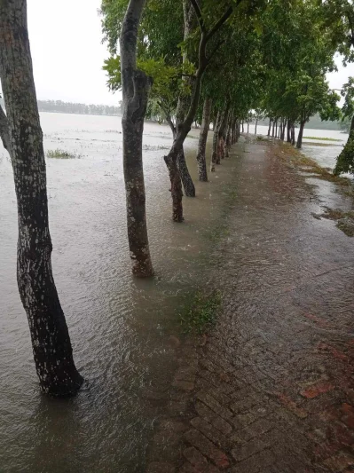 জলাবদ্ধতায় সড়ক ডুবে আছে। ছবি: ইত্তেফাক 