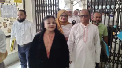 আদালত প্রাঙ্গণে দৈনিক যুগান্তর পত্রিকার প্রকাশক, সাবেক প্রতিমন্ত্রী সালমা ইসলাম সম্পাদক সাইফুল আলম। ছবি: সংগৃহীত