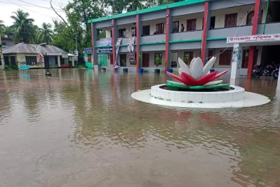পানিতে ভাসছে পিরোজপুরের কাউখালী। ছবি:ইত্তেফাক 