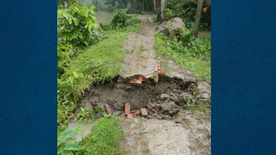 সড়কের দুপাশ ভেঙে নালায় পরিণত হয়েছে। ছবি: ইত্তেফাক 