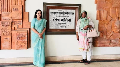 ৪১তম বিসিএসের ভাইভার পর সরকারি কর্মকমিশন ভবনে মায়ের সঙ্গে অমনি
