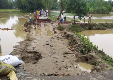 ক্ষতিগ্রস্থ সড়ক। ছবি: ইত্তেফাক 