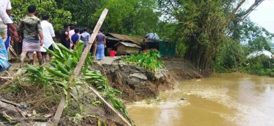আশ্রয় কেন্দ্র থেকে লোকজন বাড়ি ফিরতে শুরু করেছে। ছবি: ইত্তেফাক 
