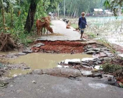 বন্যায় উপসড়কগুলো বেশি ক্ষতিগ্রস্ত হয়েছে। ছবি: ইত্তেফাক