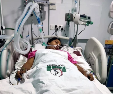 একটি প্রাইভেট হাসপাতালের আইসিইউতে জীবন-মৃত্যু সন্ধিক্ষণে সাবিনা ইয়াসমিন বিথি। ছবি: ইত্তেফাক 